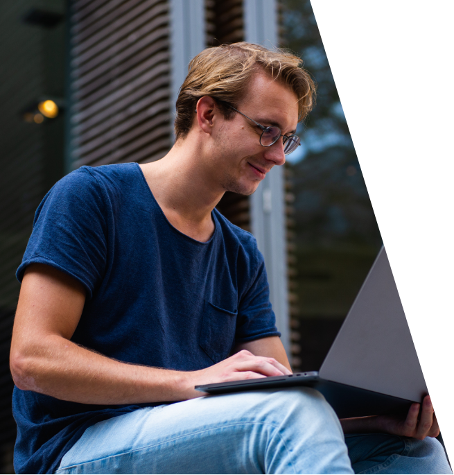 Professionnelle de santé utilisant un outil numérique