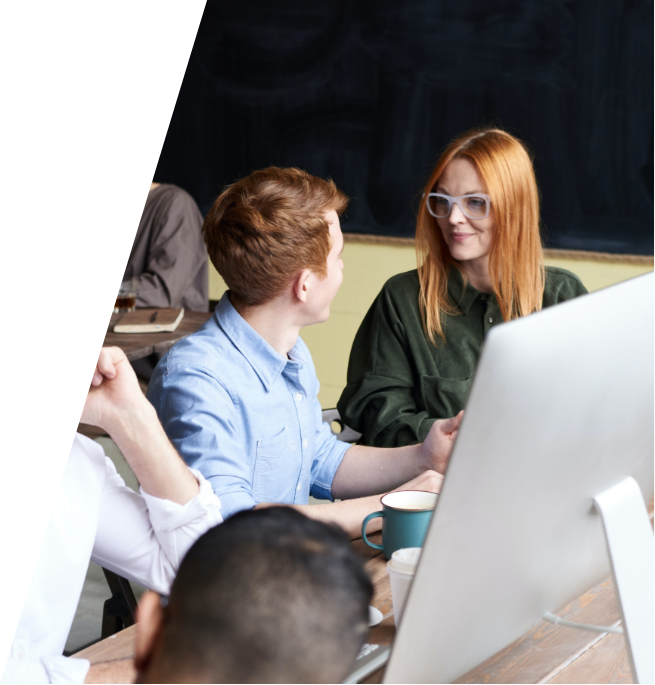 Équipe paramédicale analysant un dossier patient